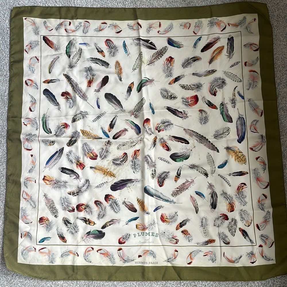 Hermès Silk scarf. “Plumes” with olive green border.